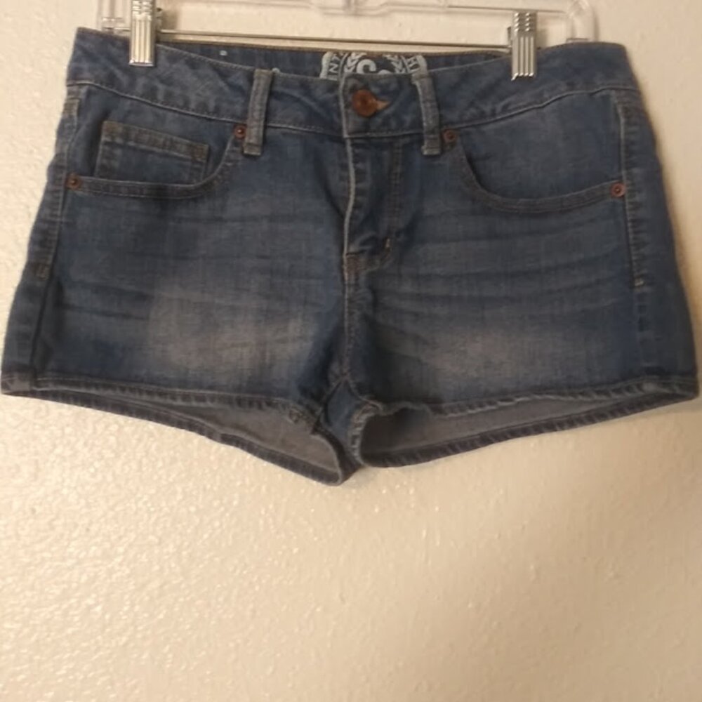 SO women's size 9 medium wash shortie shorts
